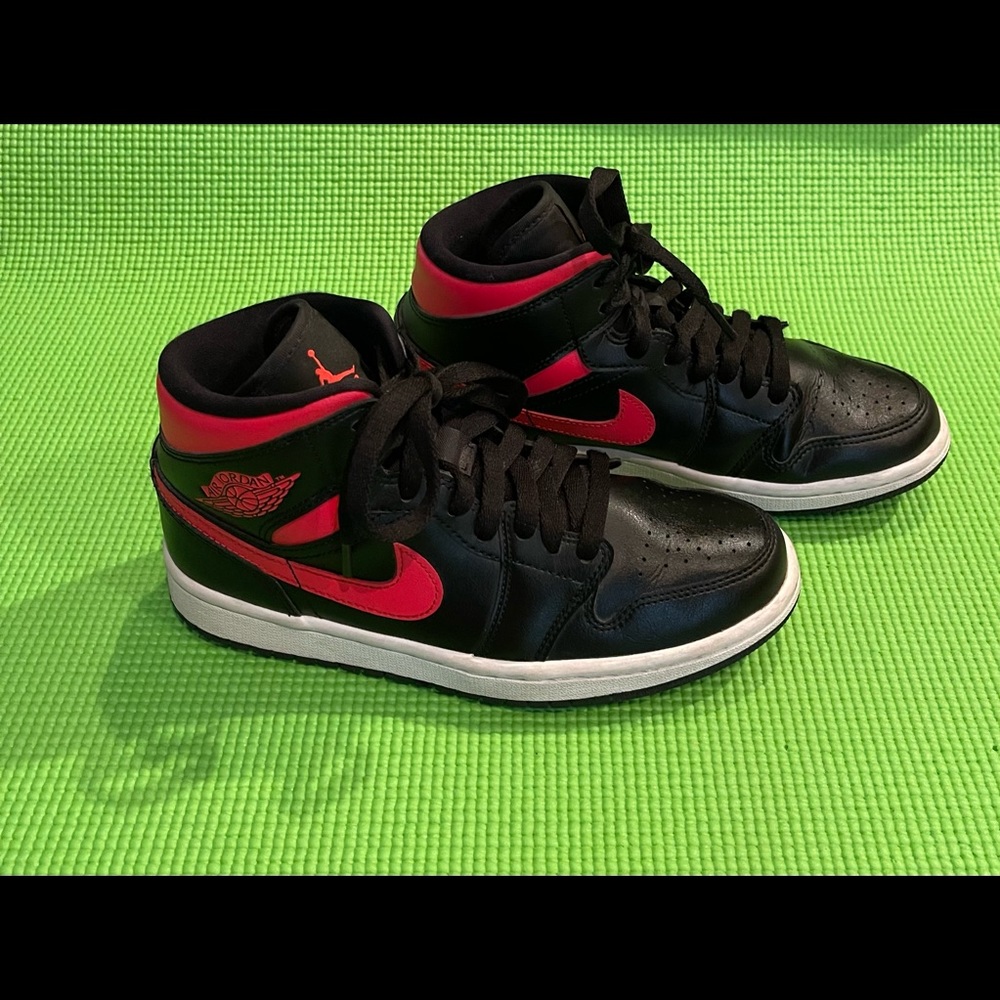 ❤️🖤Air Jordan 1 Mid Siren Red / Black❤️🖤 - Picture 3 of 13
